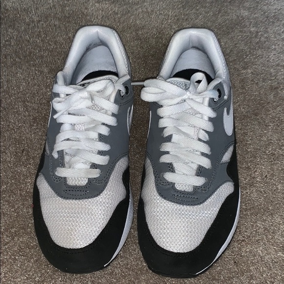 Nikes - Picture 3 of 4